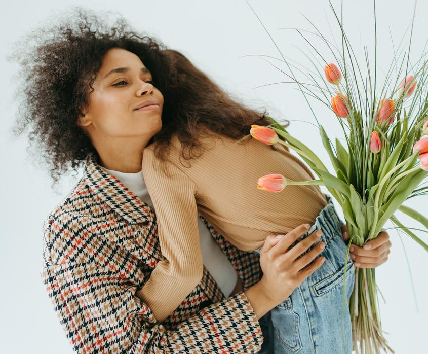 Elle peut apparaître dans des poèmes, des chansons ou des discussions où l’on souhaite souligner la douceur et la beauté d’une personne :
