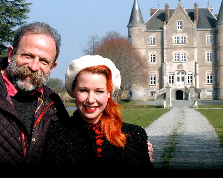 Le site officiel du château décrit une demeure pleine de vie, où les enfants du couple, Arthur et Dorothy, profitent de leur "propre château".
