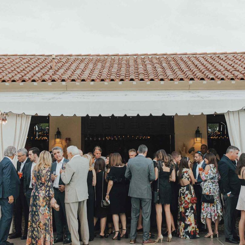 Accueillir des invités de mariage repose sur une organisation soignée, visant à rendre leur expérience agréable et mémorable.Cela passe par une préparation en amont, un accueil personnalisé, une ambiance chaleureuse, et une bonne coordination le jour J. Faisons le point sur les étapes clés pour réussir cet accueil.
