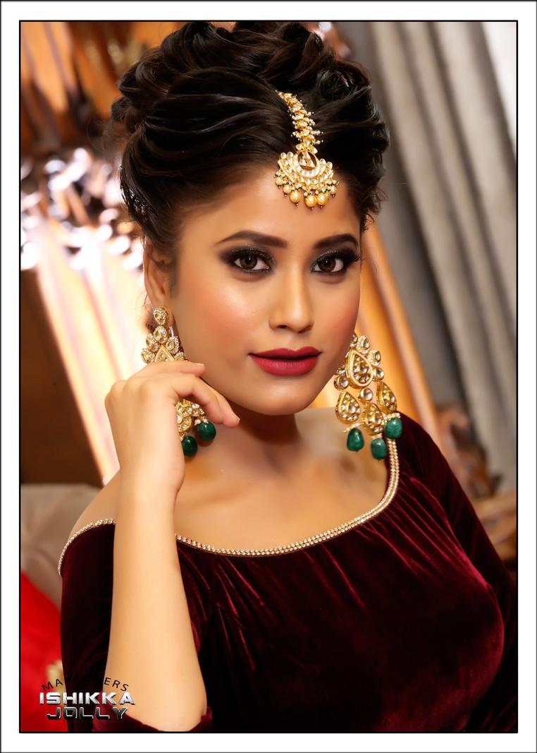 On est nombreuses à s’y perdre. Entre la fraîcheur naturelle du maquillage jour, la sophistication constante du maquillage mariée, et le glamour du maquillage soirée, où se positionner ? C’est comme choisir entre robe décontractée, robe de bal ou tenue de cocktail : chaque occasion a ses codes.