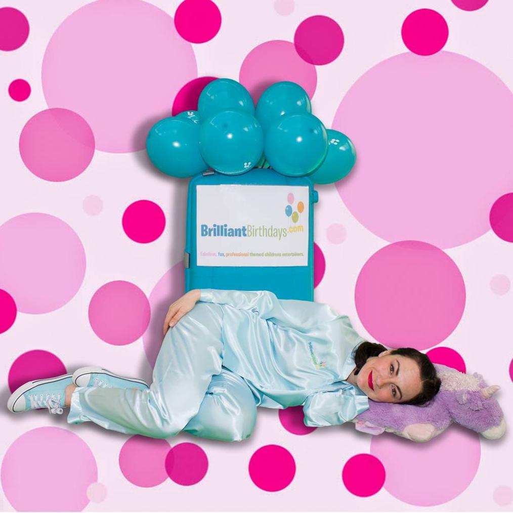 Alors, à quel âge peut-on vraiment lancer la fameuse invitation : "Viens dormir chez moi en pyjama !" ?C’est la question qui taraude bien des parents. En réalité, la réponse n’est pas gravée dans le marbre. La soirée pyjama commence souvent autour de 7 ans, mais selon l’enfant, elle peut débuter dès 5 ans ou même plus tard, autour de 10 ans. Tout dépend de son autonomie, son envie, et... votre capacité à gérer l’excitation générale.