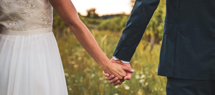 Dans la tradition catholique, le mariage est un sacrement. Cela signifie qu’il est une alliance sacrée qui lie l’homme et la femme devant Dieu et la communauté. Le mariage incarne un amour fidèle et inconditionnel.
