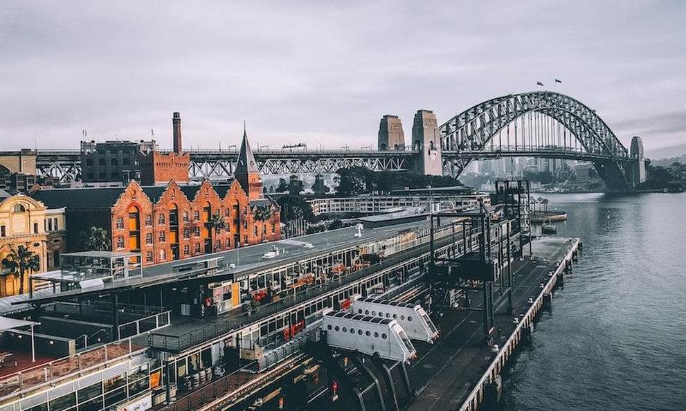 Si vous ne pouvez pas vous y rendre, une boutique dédiée au Moulin Rouge propose souvenirs et objets pour emporter un morceau de l’univers flamboyant chez vous. Une manière de prolonger l'expérience, loin des studios australiens.