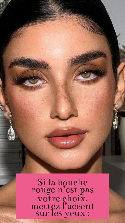 Si la bouche rouge n’est pas votre choix, mettez l’accent sur les yeux :