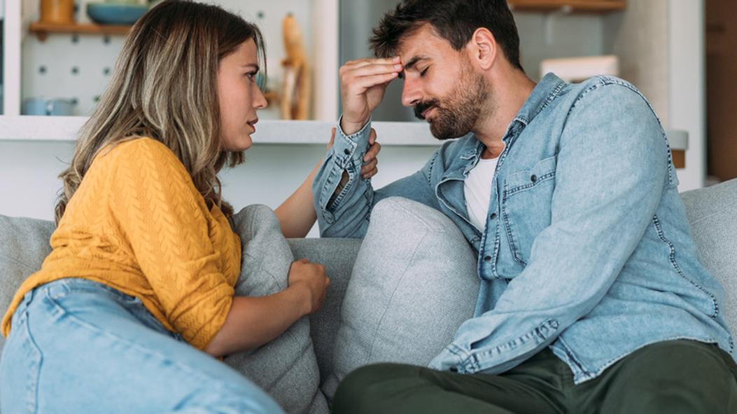 Le vide émotionnel se décrit comme une absence ou un manque affectif important. Il s'exprime par un sentiment d’absence de connexion ou d’engagement émotionnel. Ce vide, souvent temporaire, peut être comblé maladroitement par des comportements compensatoires comme les achats compulsifs, qui ne règlent pas la cause profonde.