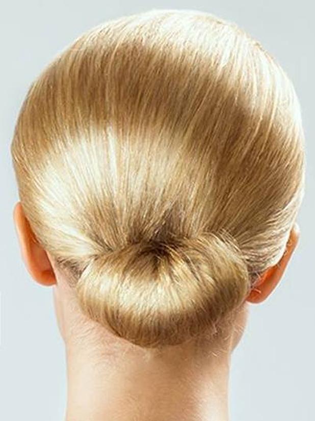 Un chignon tient mieux sur des cheveux sales ou lavés la veille. Sur cheveux trop propres, il est conseillé d'utiliser un shampooing sec pour que la coiffure accroche mieux.