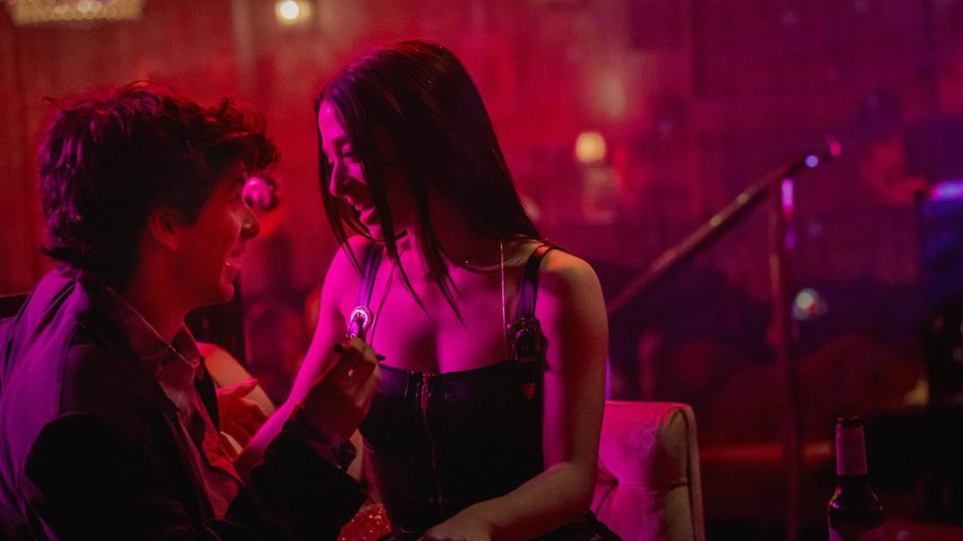 Anora, interprétée par Mikey Madison, vit dans le quartier de Brighton Beach, à Brooklyn, surtout peuplé de Russes-Américains. Notre héroïne gagne sa vie comme stripteaseuse dans un club appelé Headquarters. Sa vie bascule lorsqu'elle rencontre Ivan Vanya Zakharov, le jeune et déluré fils d'un oligarque russe richissime, incarné par Mark Eydelshteyn.
