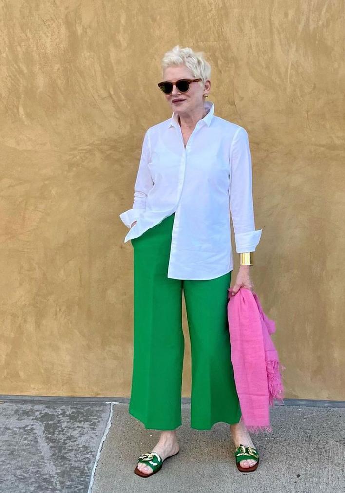 Le style casual chic, mêlant basiques élégants et pièces décontractées, convient particulièrement à cette tranche d'âge. Il s’adapte à la vie quotidienne, au travail et à la détente, tout en offrant confort et sophistication.