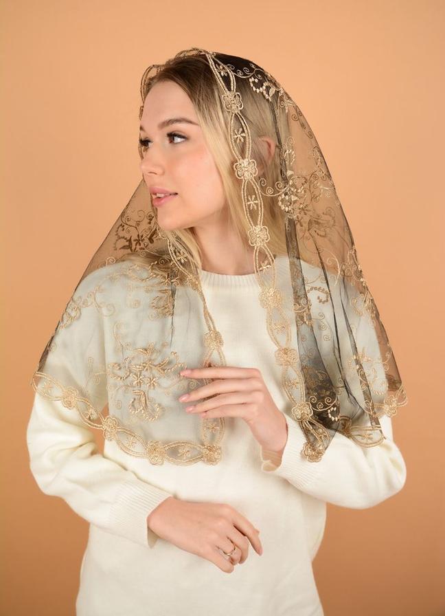 Qu’est-ce qu’un foulard catholique appelé ? Une plongée dans la tradition du voile religieux