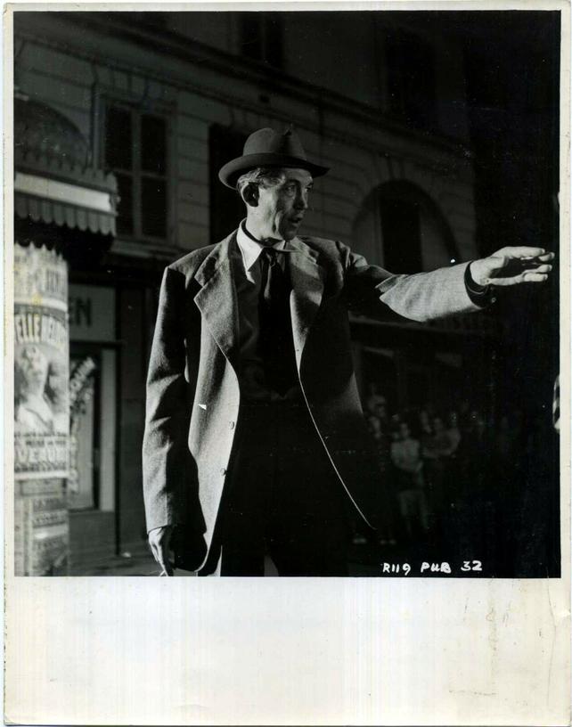 Oui, ça peut surprendre. Quand on pense àMoulin Rouge!, on imagine immédiatement les ruelles parisiennes, le légendaire cabaret rougeoyant et le tumulte bohème de Montmartre. Pourtant, le tournage ne s’est pas déroulé dans la Ville Lumière, mais à des milliers de kilomètres, sous le ciel australien. Comment est-on passé de Montmartre à Sydney ? Suivez le guide.
