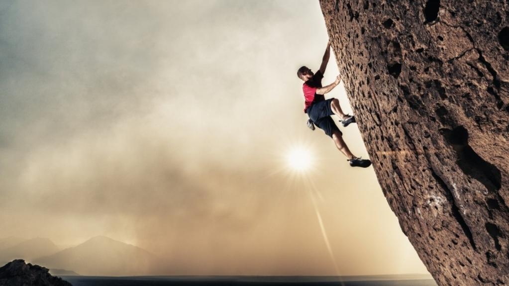 Une femme confiante et autonome séduit davantage. Affirmer ses réussites et passions l’attire. Avoir une vie personnelle riche et ne pas être toujours disponible stimule son désir et son engagement.