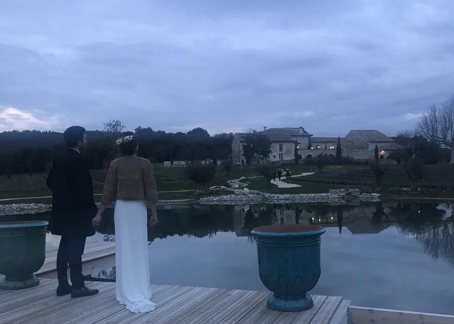 Avec les transformations sociales, les rôles stricts ont laissé place à des arrangements plus personnels et égalitaires. Le rôle de la famille dans le financement peut varier considérablement aujourd’hui. Certains couples financent eux-mêmes leur grand jour, d’autres partagent les coûts avec leurs familles, parfois même avec des contributions d'amis proches.