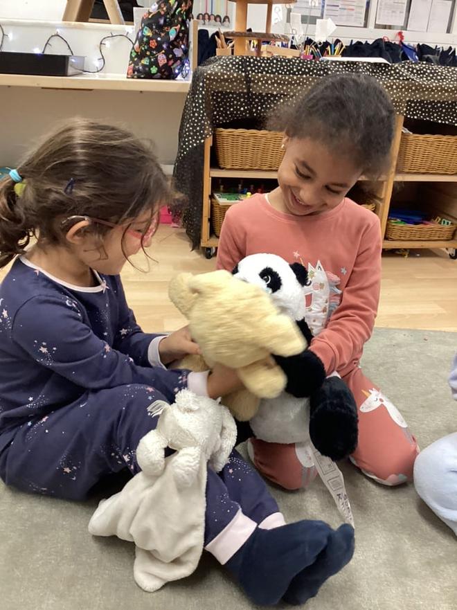 Alors, pourquoi cette fourchette ? Vers 5 ans, certains enfants sont suffisamment autonomes pour rester dormir hors de chez eux. Si votre enfant demande, qu'il est habitué à aller dormir chez des amis, alors pourquoi pas ? La moyenne reste tout de même plutôt 7 ans. C’est l’âge où les soirées pyjama deviennent une activité plus courante dans les petites classes.