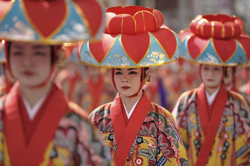 La grande population américaine présente à Okinawa se compose majoritairement de militaires et de leurs familles. Cette distinction est importante :