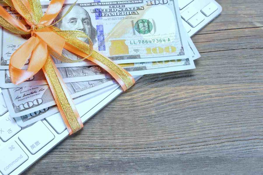 Lorsqu’un don d’argent ou d’objet d’une valeur importante est réalisé en dehors d’événements familiaux, il est un don manuel. Celui-ci doit être déclaré afin d'éviter toute requalification avec pénalités fiscales. Le don manuel entre dans la succession et peut influencer le partage entre héritiers.