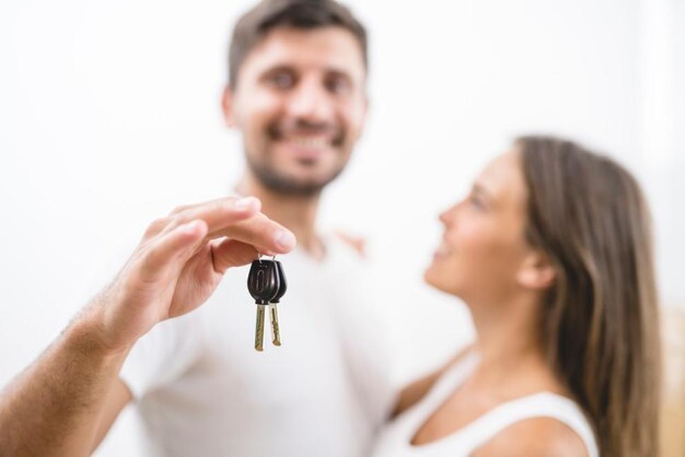 Une étude menée auprès de 2 000 couples britanniques vivant ensemble depuis au moins six ans a listé 25 ingrédients pour une relation heureuse. Résultat ? Voici les secrets les plus cités :