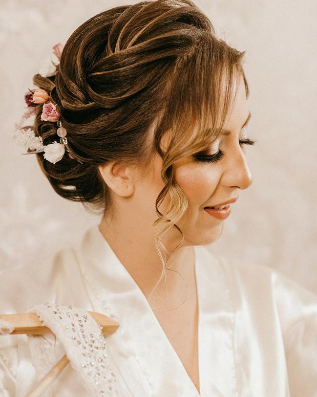 Pour commencer, la coiffure seule varie généralement entre 100 et 350 dollars. Le maquillage, lui, débute autour de 140 dollars mais peut s’envoler jusqu’à 1 500 dollars pour des prestations spéciales.