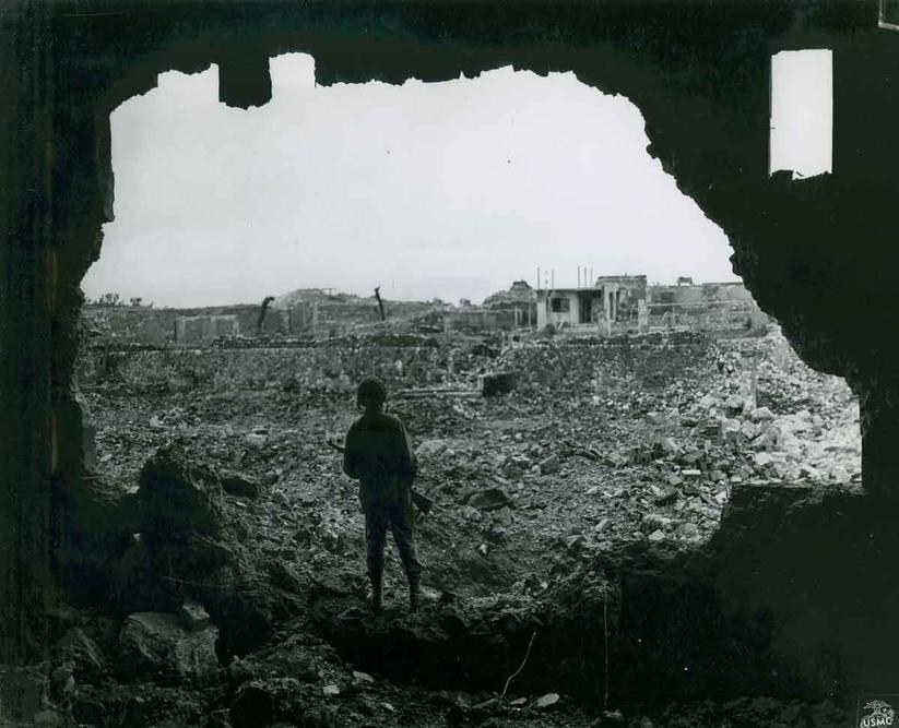 Préalablement, le 26 mars, la capture des îles Kerama par la 77e division d’infanterie permet d’assurer un point de départ sécurisé. Les combats, eux, vont se révéler âpres et prolongés, jusqu’au 22 juin.