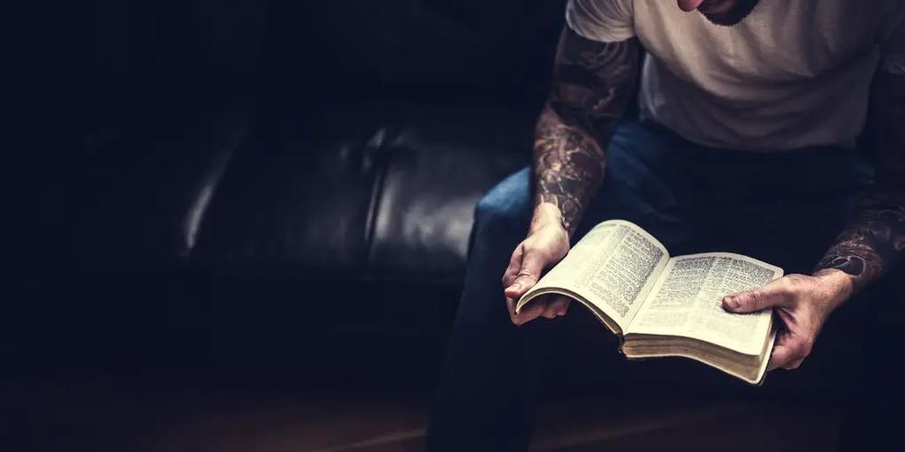 On rencontre le tatouage explicitement mentionné une seule fois dans la Bible, dans le livre du Lévitique 19:28 :“Vous ne ferez pas d’incisions dans votre chair pour un mort, et vous ne ferez pas de marques sur vous. Je suis le Seigneur.”Clairement, ici, un interdit est posé. Mais attention, cette interdiction n’est pas livrée avec une justification détaillée. Pourquoi ? Mystère parfois frustrant du texte sacré.