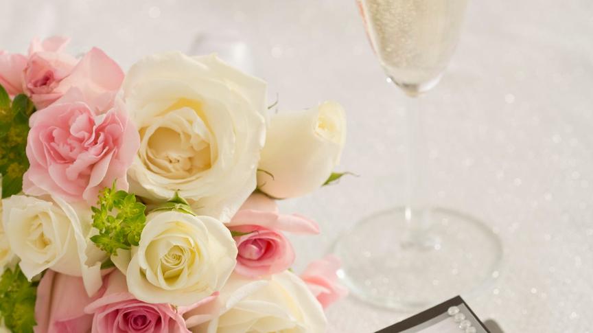 Bien que ce mariage soit qualifié de « faux » ou « simulé », il est juridiquement valable tant qu’il répond aux critères formels du droit matrimonial du pays où il est célébré. Toutefois, son organisation dans le but de tromper, notamment les autorités d’immigration, est illégale dans bien des régions.