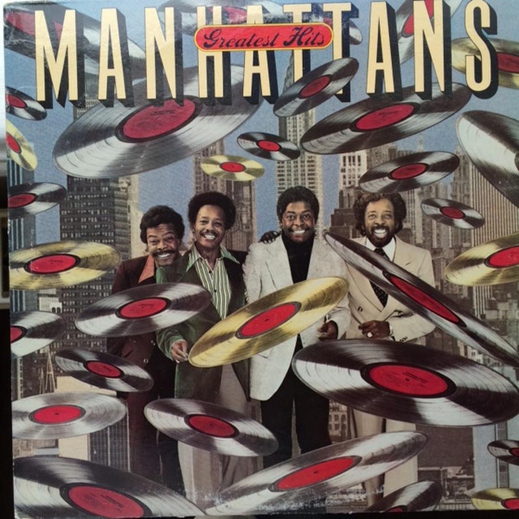 Le fait que les Manhattans aient eu un seul numéro un sur le Hot 100 peut surprendre, surtout pour un groupe aussi influent. Mais il illustre une réalité du showbiz : le succès massif instantané est rare et souvent éphémère. Le talent, lui, se mesure autrement. Le groupe, avec ses 45 hits R&B et ses trois albums certifiés or, prouve qu’il faut dépasser les chiffres pour comprendre l’impact réel d’un artiste.