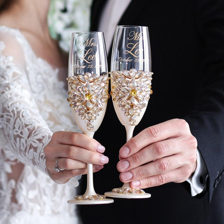 « La coupe de mariage symbolise le lien éternel entre les époux. En partageant la même coupe, ils scellent leur promesse d’un avenir commun, à travers les bons comme les mauvais moments. » — ling-app.com