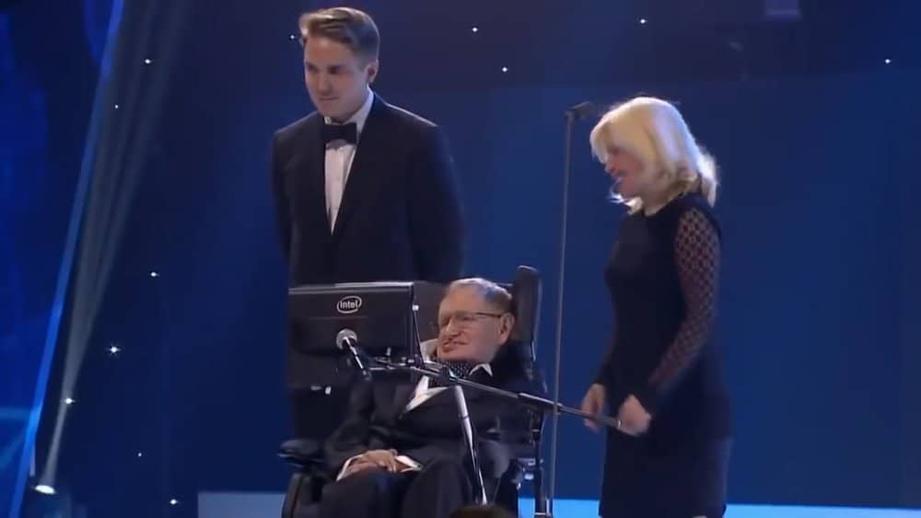 Dans son autobiographie, Hawking raconte qu’après cette intervention, il ne pouvait que communiquer en épelant des mots lettre par lettre — un processus lent et ardu. Mais là où certains auraient abandonné, Hawking a ouvert une nouveau chapitre, capitalisant sur la technologie pour faire entendre sa voix autrement.