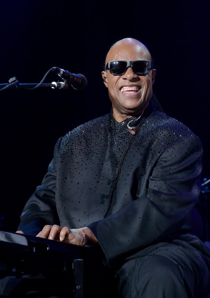 Peut-être que ce silence en dit long. En 2024, la pression pour que les personnalités révèlent leur orientation sexuelle a diminué. Ou du moins, chacun décide quand, comment, et s’il le fait. Stevie Wonder semble avoir choisi de laisser ce chapitre dans l’ombre, pour des raisons qui lui appartiennent.