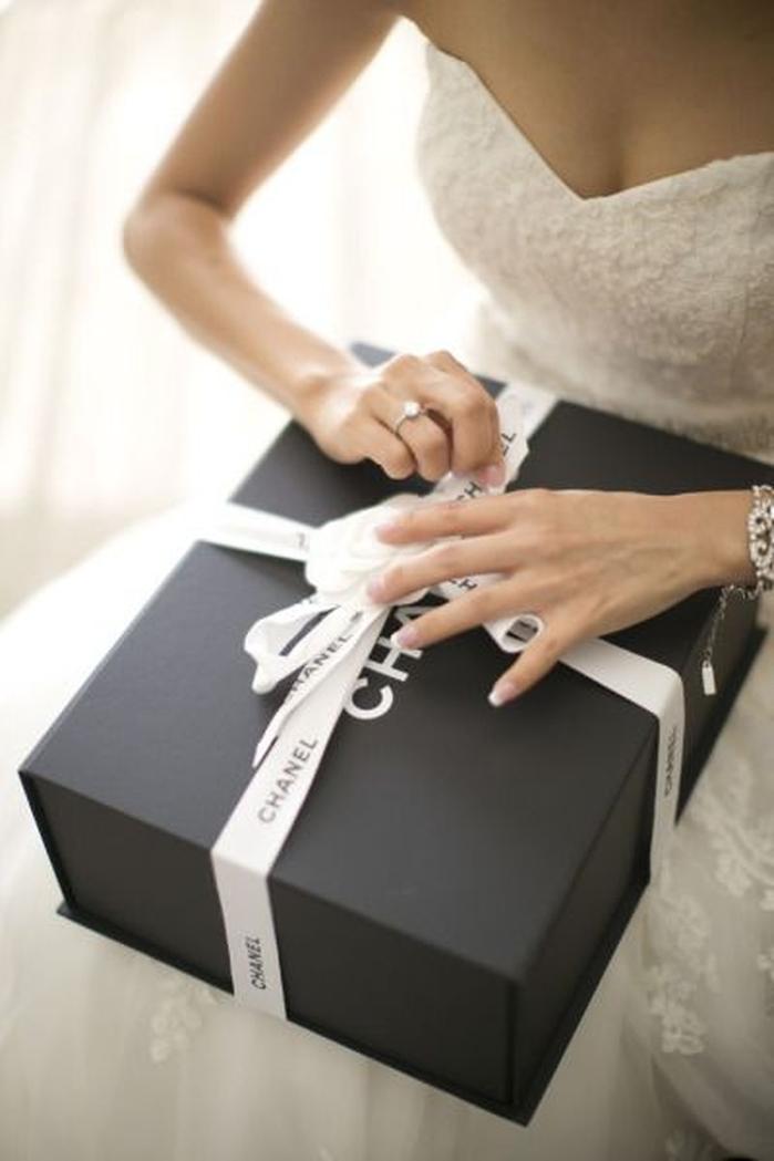 Être témoin, c’est souvent un marathon d’émotions et d’organisation. Votre amie ou ami vous confie la lourde tâche d’être sa fêteur attitré. Vous avez géré la robe, la fête, et le fameux discours... Maintenant, il est temps de penser à ce petit extra, ce cadeau qui rappelle que vous êtes un témoin au top, et pas un invité lambda.