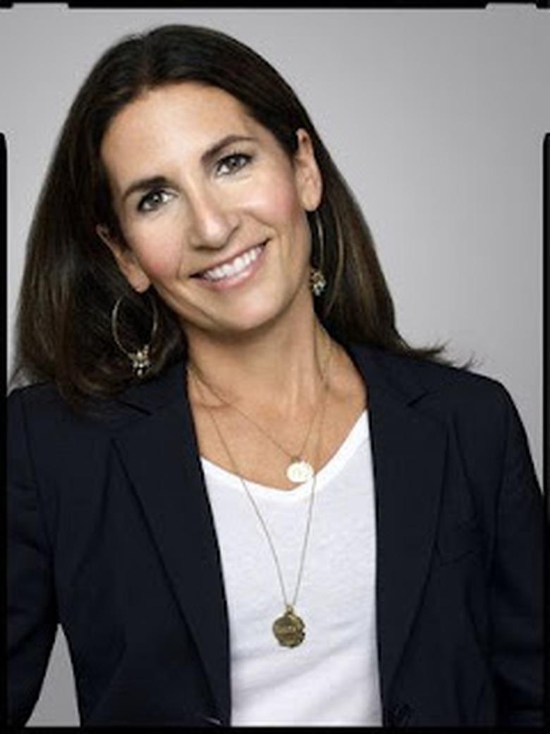 Elle crée Bobbi Brown Cosmetics avec l’idée de proposer un maquillage discret. Son premier produit-phares est un rouge à lèvres rosé naturel, « Brown Lip Color », qui paraît presque invisible mais sublime la carnation.