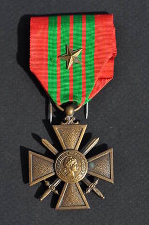 Un joli micmac ! Heureusement, le 7 janvier 1944, le Comité Français de Libération a tranché en déclarant que seule la Croix de Guerre de 1939 était officiellement valide pour la guerre. Il fallait bien remettre un peu d’ordre dans tout ça...