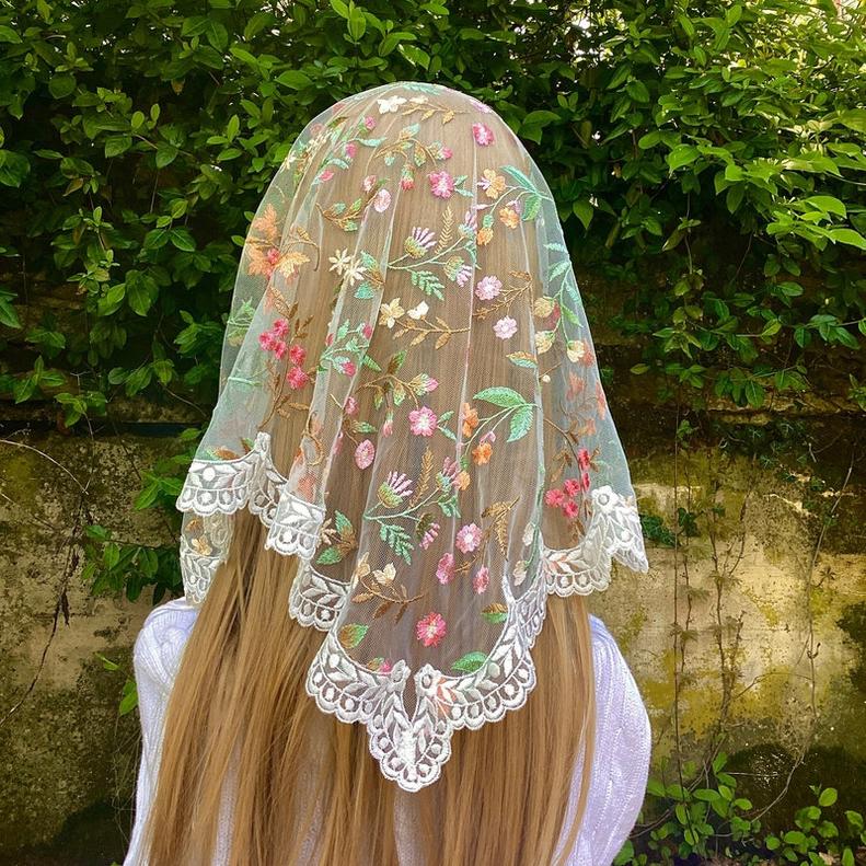 Le foulard aujourd’hui : entre tradition, choix personnel et modernité