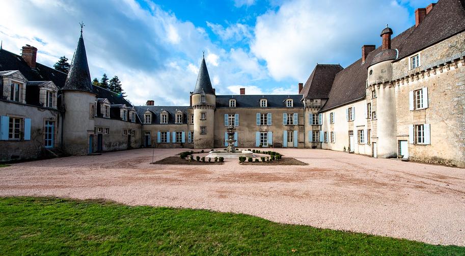 Une chose est claire : Stéphanie déconseille d’acheter un château comme simple placement financier. Pour elle, le château est une mission de vie, un défi quotidien et une aventure partagée.