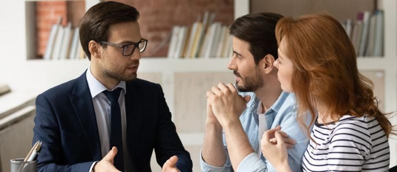 Certains couples choisissent de garder leurs finances séparées. Dans certains cas, ce refus peut créer un sentiment de manque d’engagement affectif. Un partenaire peut percevoir cette attitude comme une mise à distance ou une absence de confiance, ce qui nuit à la complicité.