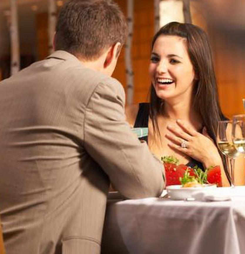Vous êtes à distance ? Pas de panique. Organisez un dîner virtuel via Zoom et partagez ce moment romantique, rendant la rencontre tout aussi précieuse malgré les kilomètres.