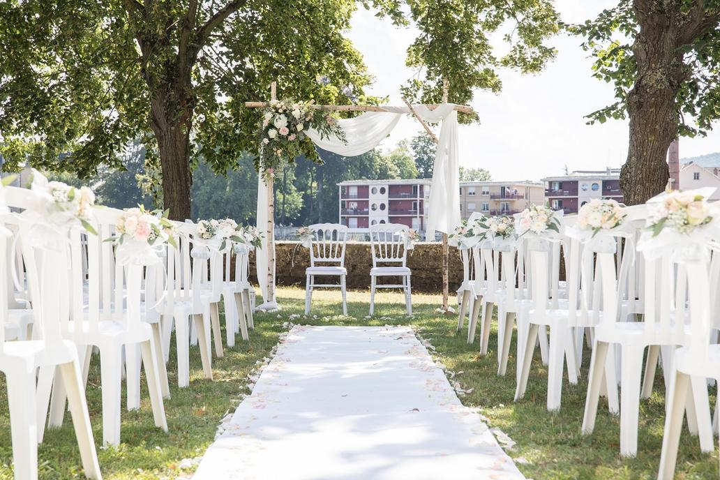 Le couple doit définir son programme, choisir un thème, les rituels, et les discours. Une planification rigoureuse aide à raconter leur histoire et à créer une ambiance qui leur ressemble. Il est conseillé d’impliquer les proches dans la préparation.