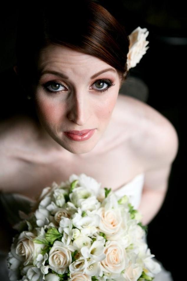 Avant même d’ouvrir votre trousse, pensez à votre robe, votre carnation et à votre propre personnalité. Quel style préférez-vous ? Nude, doux, ou plutôt plus glam ? Votre maquillage doit être le reflet de qui vous êtes, pas une carte postale d’un idéal inaccessible.