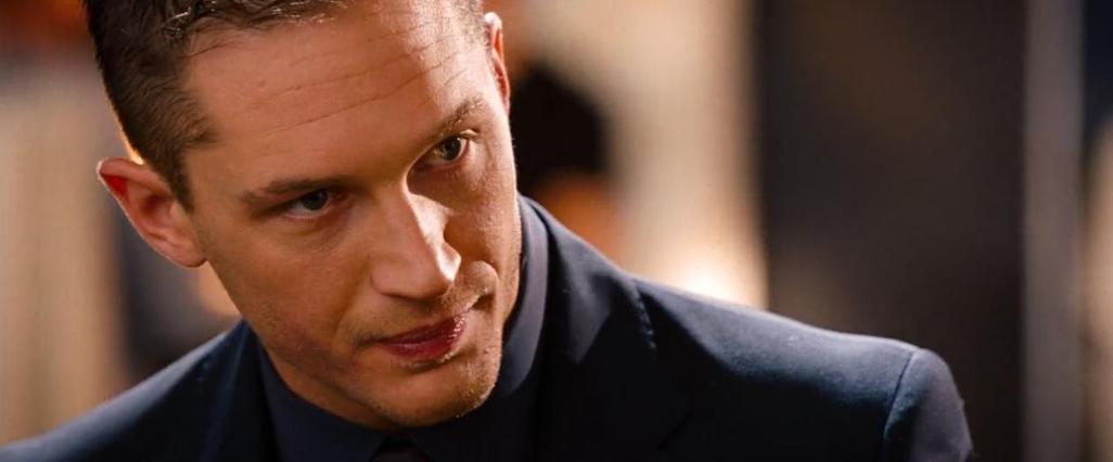 En vieillissant, Tom Hardy se rapproche de ce genre de héros réalistes, qui doivent concilier responsabilités personnelles et professionnelles. Tuck, c’est le Tom Hardy d’un âge mûr, un homme qui n’a plus à se cacher derrière des armes ou des muscles hypertrophiés, mais simplement à être lui-même.