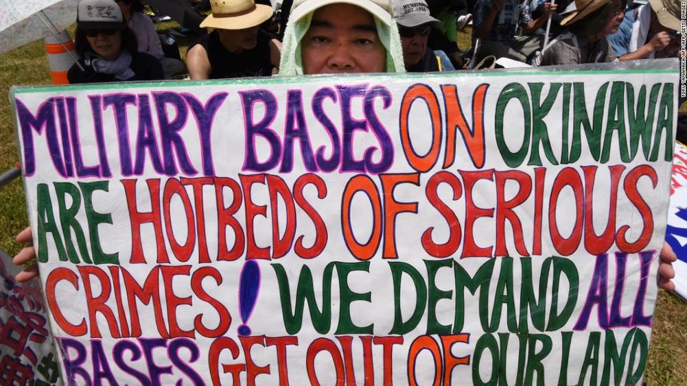 La Chine questionne régulièrement la souveraineté japonaise sur Okinawa, invoquant des liens historiques avec le royaume Ryukyu. Depuis la nationalisation japonaise des îles Senkaku (Senkaku/Diaoyu) en 2012, Pékin a intensifié ces revendications, incluant des appels en faveur d'un retour de l'archipel sous influence chinoise.