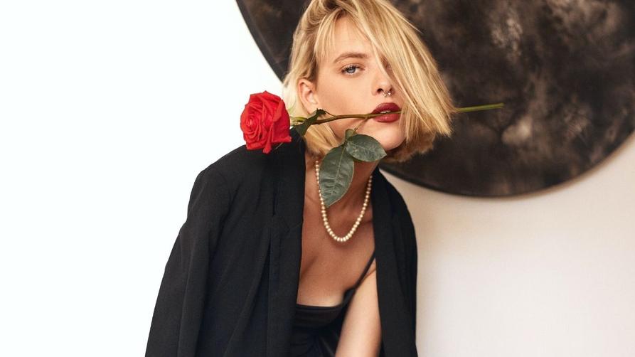 Oui, parfois la phrase est dite avec un ton romantique ou mélancolique, comme dans « tu es si belle, dit-il quelquefois », ajoutant une émotion particulière à l’expression.