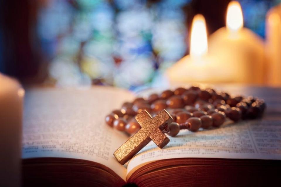 Les démarches administratives sont identiques à celles d’un enterrement religieux. Seules diffèrent l’absence de lieu de culte et l’impossibilité de tenir la cérémonie le dimanche.