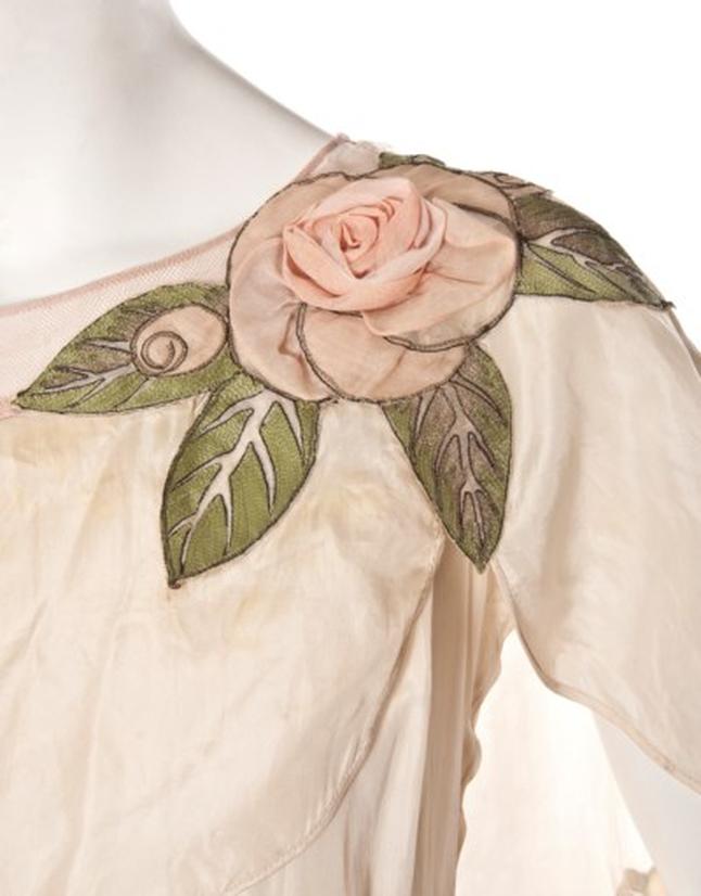 Lanvin n’est pas la seule maison à créer des robes de style à cette époque. D'autres célèbres maisons contribuent à cette silhouette :