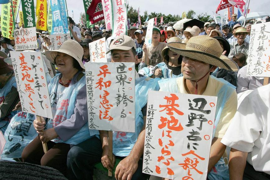 La Seconde Guerre mondiale a marqué Okinawa par l’une des campagnes les plus sanglantes du Pacifique. Entre avril et juin 1945, la bataille d’Okinawa causa environ 12 000 morts chez les forces américaines, 100 000 du côté japonais, et de nombreuses pertes civiles.