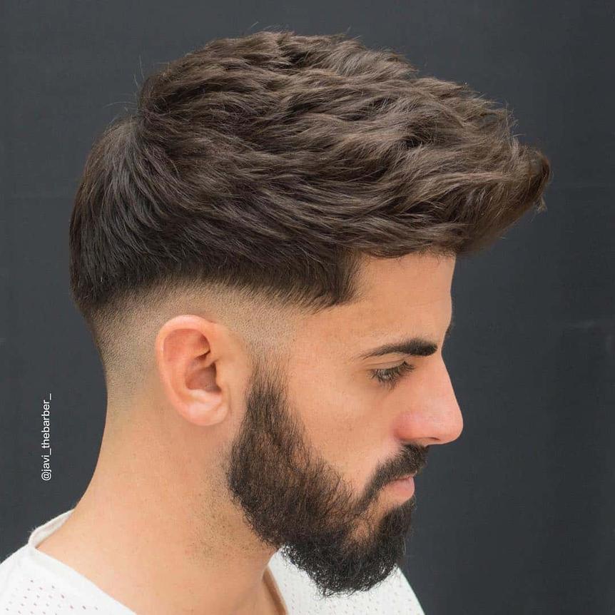 Le mot "taper" vient de l’anglais et signifie "rétrécir" ou "devenir plus étroit". Ça correspond parfaitement au style puisque la coupe diminue progressivement en longueur du sommet vers la nuque et les côtés. Parfois on écrit avec deux “p” : tapper, mais c’est la même chose. Cette coupe est une sorte de variante du dégradé traditionnel.