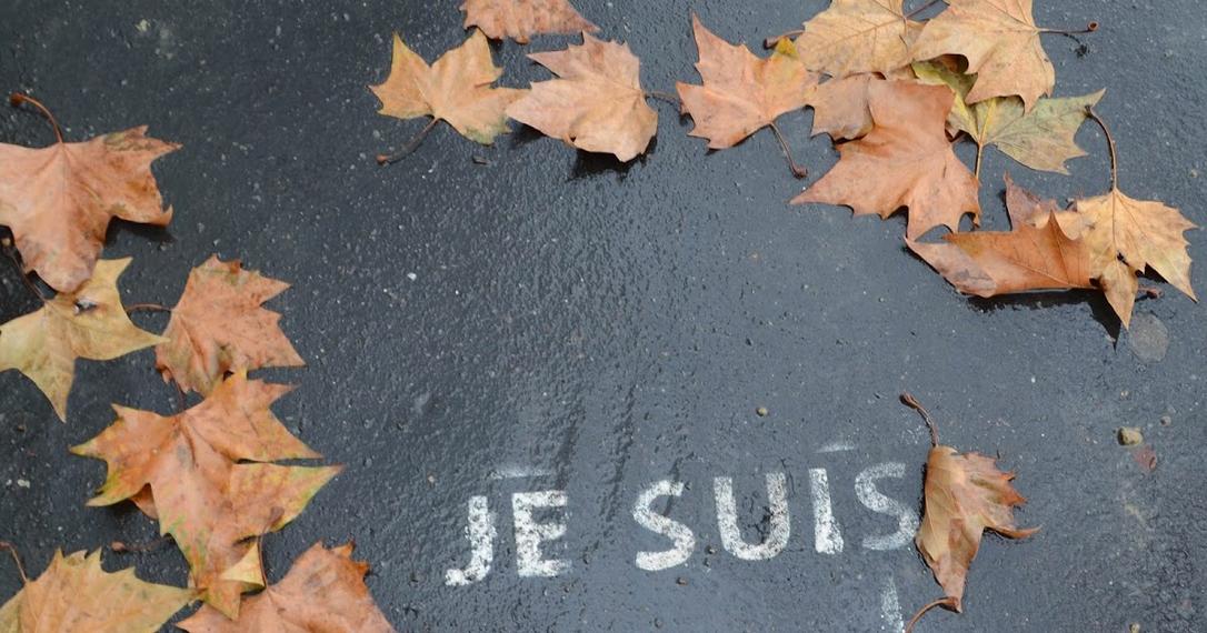 Et pourquoi pas un peu de street cred ? Les locaux préféreront dire « Je suis à Paname » (prononcez « pah-nam »). Ce jargon argotique montre qu’ils sont dans le « vrai », dans le Paris populaire et culturel, parfois loin des clichés touristiques.