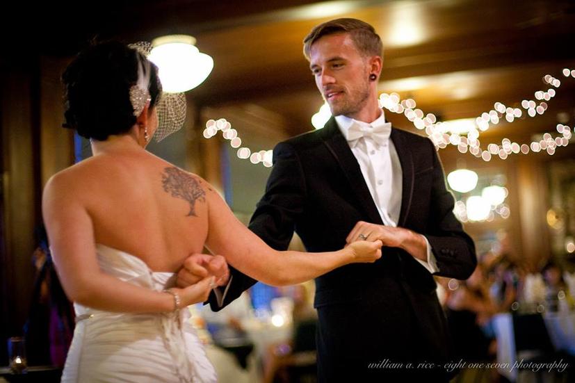 La première danse est souvent une danse lente, symbolique, exclusivement réservée aux mariés. Elle est programmée à des moments clés du mariage : après les vœux, juste avant un toast, ou immédiatement après la découpe du gâteau. Cette étape marque officiellement la naissance de la nouvelle famille.