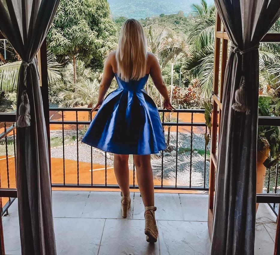 Il faut éviter le blanc et ses nuances comme le crème, ivoire ou beige. Ces couleurs sont réservées à la mariée. Le noir est déconseillé car associé au deuil, sauf si le mariage le permet.