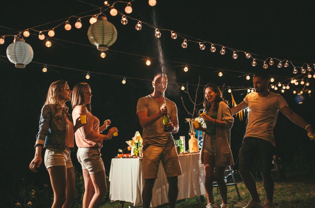 Quelle activité faire le soir dehors ? Découvrez 10 idées originales et incontournables pour vos soirées en plein air