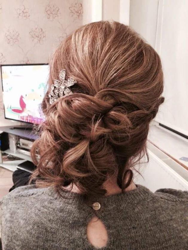 Pour ajouter volume ou longueur, les extensions à clip restent une option non dommageable. Informer le coiffeur de cette étape à l’avance permet une meilleure préparation.
