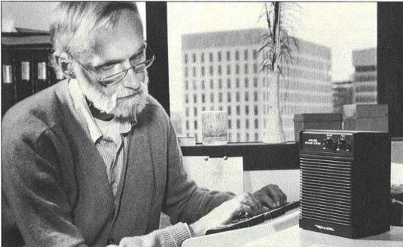 Alors, comment ce génie de la physique a-t-il pu rendre sa voix audible malgré un corps presque immobile ? Explorons en détail ce remarquable exploit humain et technologique.